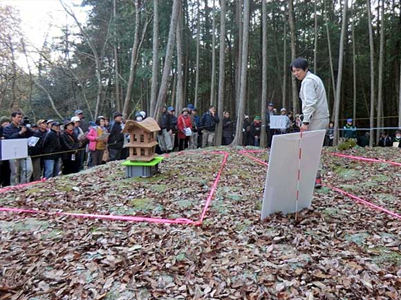 安芸高田市地域振興事業団　甲立古墳現場説明会の様子