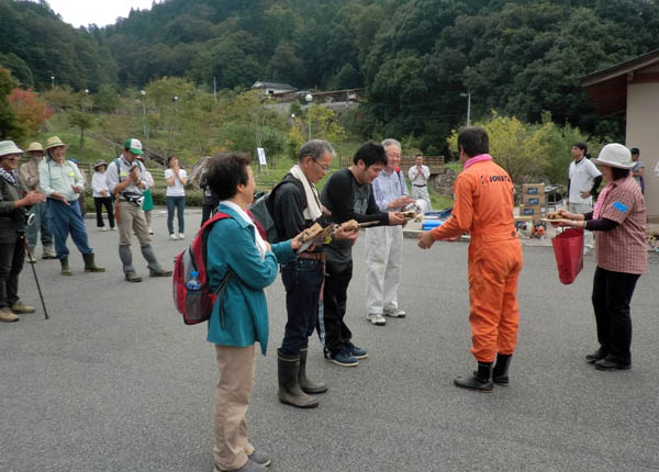 芸高田市地域振興事業団 第８回郡山城史跡めぐりと清掃活動の様子