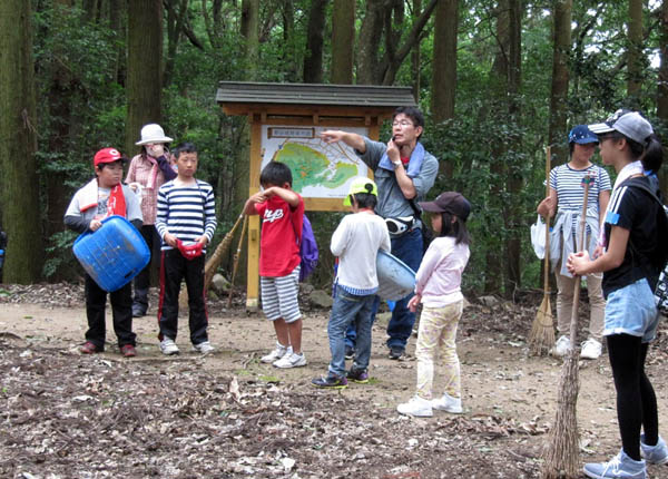 安芸高田市地域振興事業団 第８回郡山城史跡めぐりと清掃活動の様子